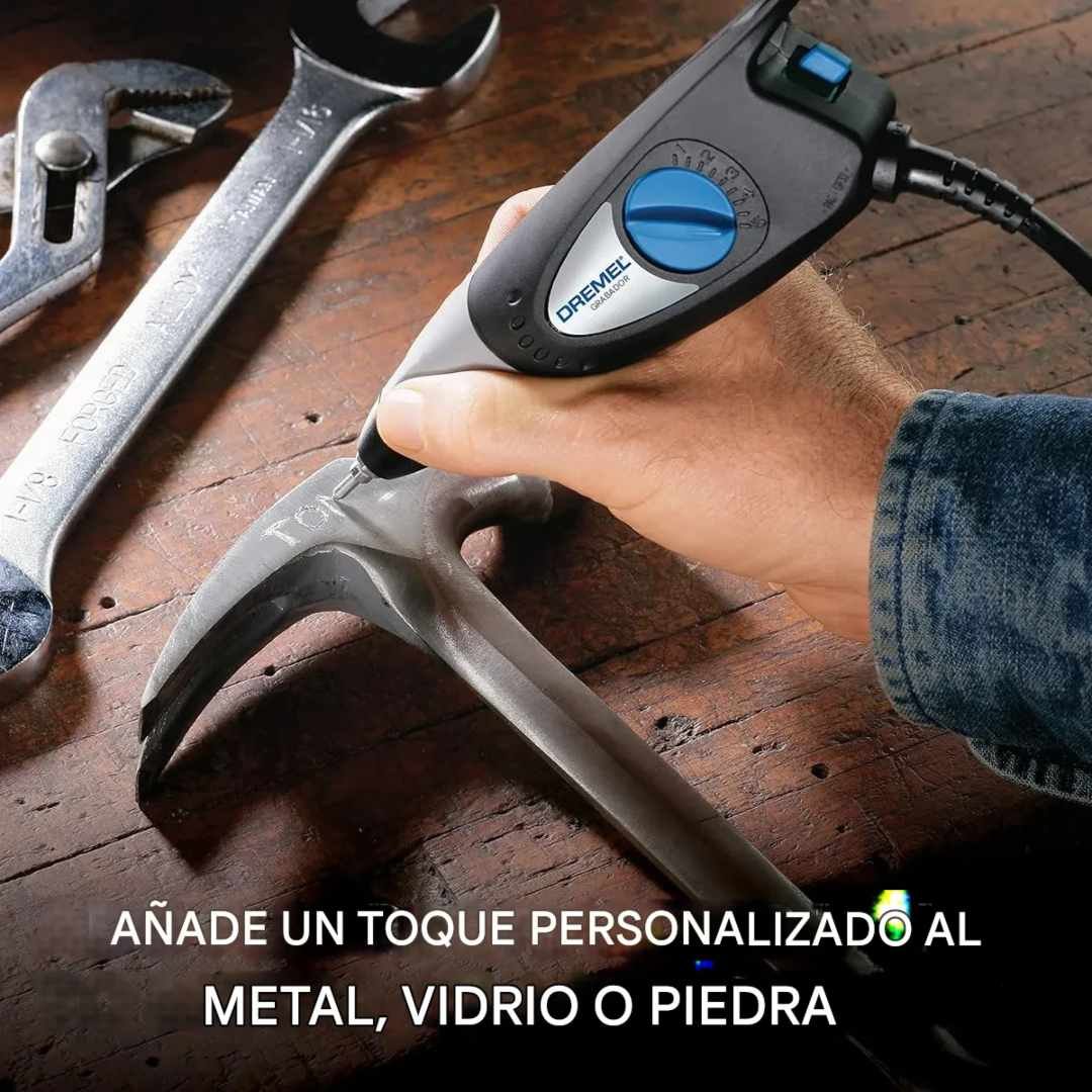 Lápiz grabador eléctrico Dremel 290-02 con hasta 7200 golpes por minuto. Ideal para grabar metal, vidrio, madera y plástico con gran precisión.