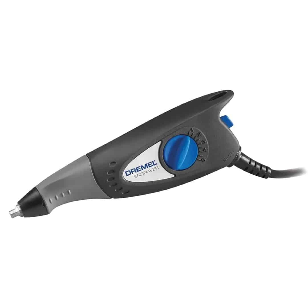 Lápiz grabador eléctrico Dremel 290-02 con hasta 7200 golpes por minuto. Ideal para grabar metal, vidrio, madera y plástico con gran precisión.