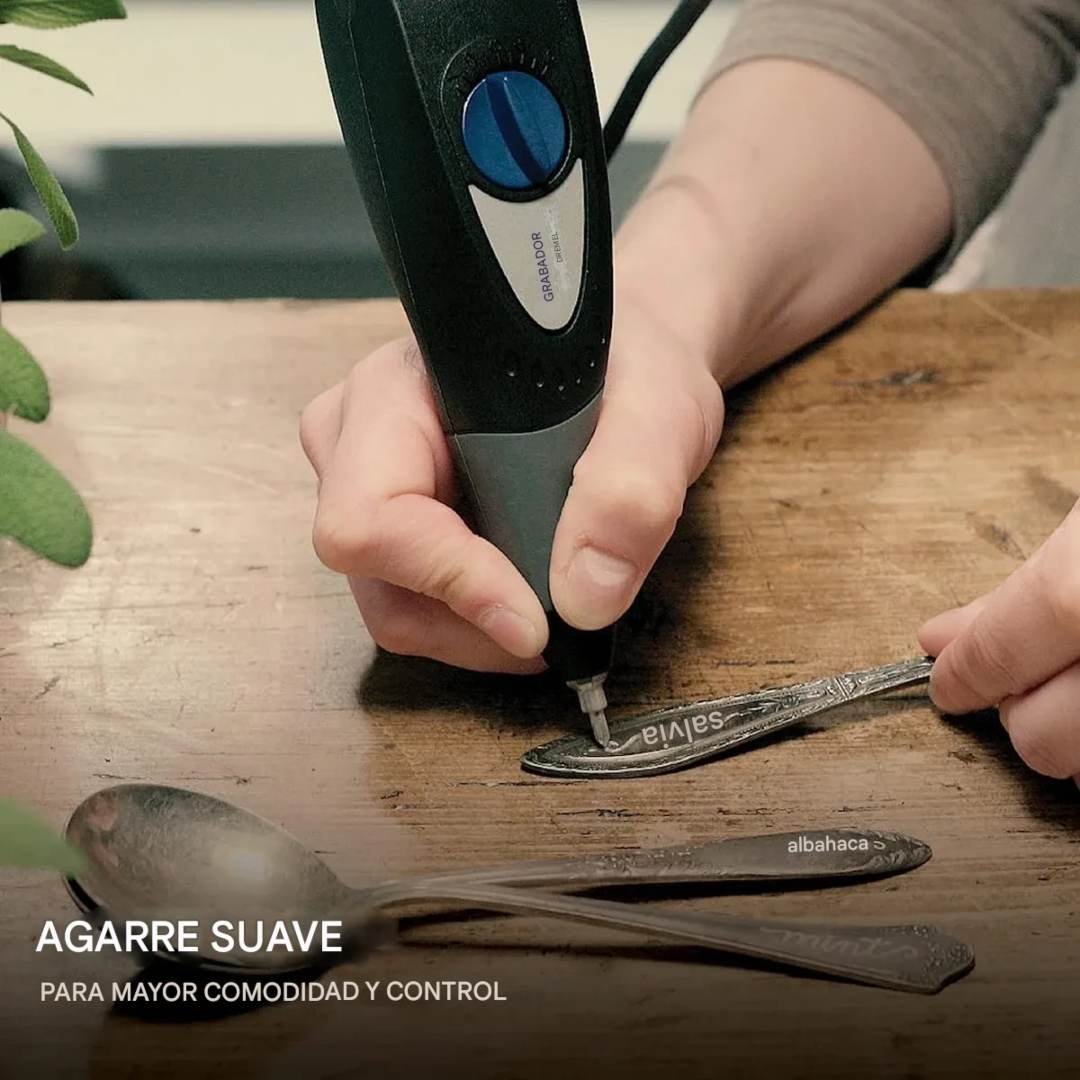 Lápiz grabador eléctrico Dremel 290-02 con hasta 7200 golpes por minuto. Ideal para grabar metal, vidrio, madera y plástico con gran precisión.