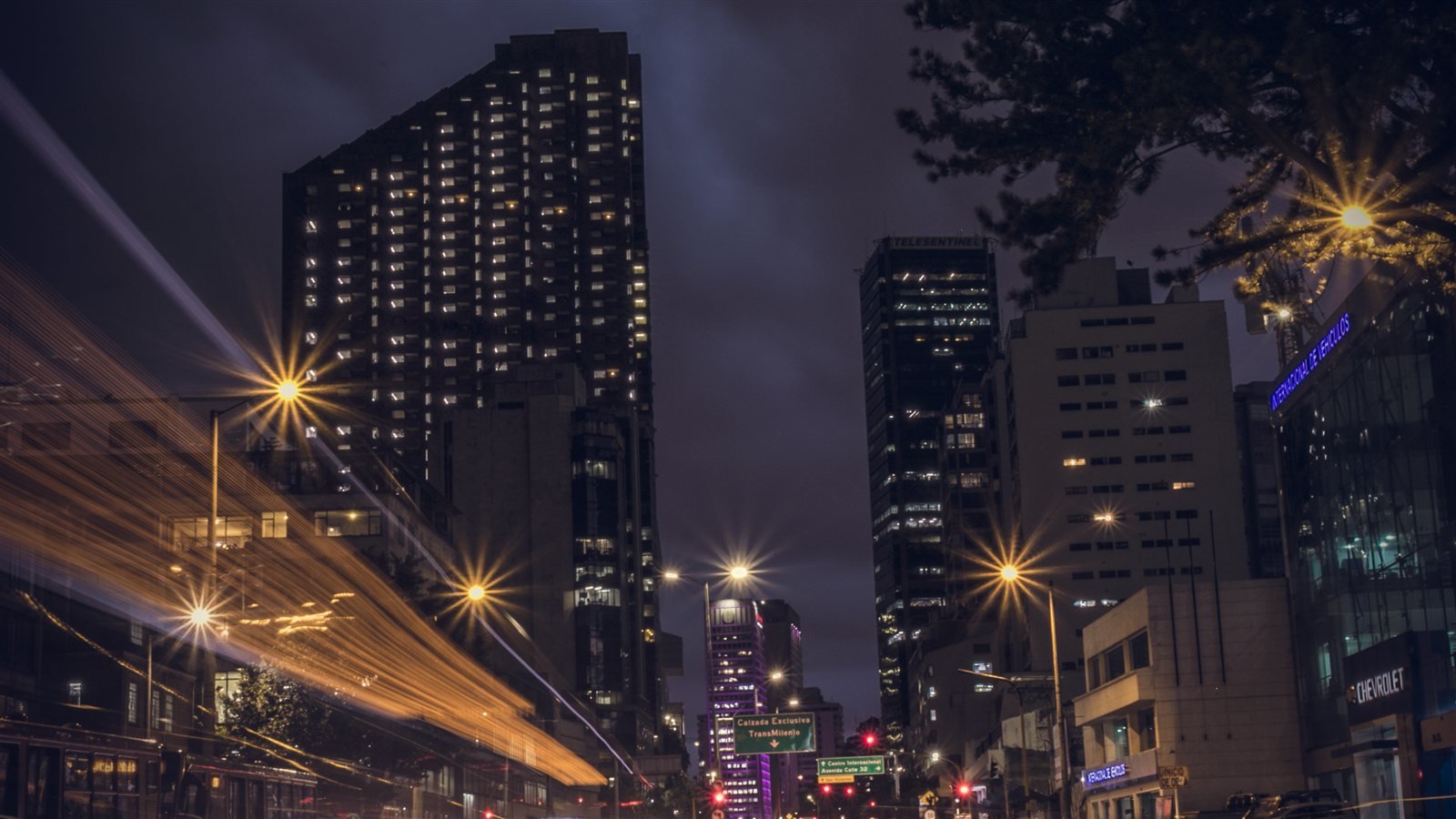Estelas de luz de tráfico nocturno en una avenida de Bogotá, Colombia